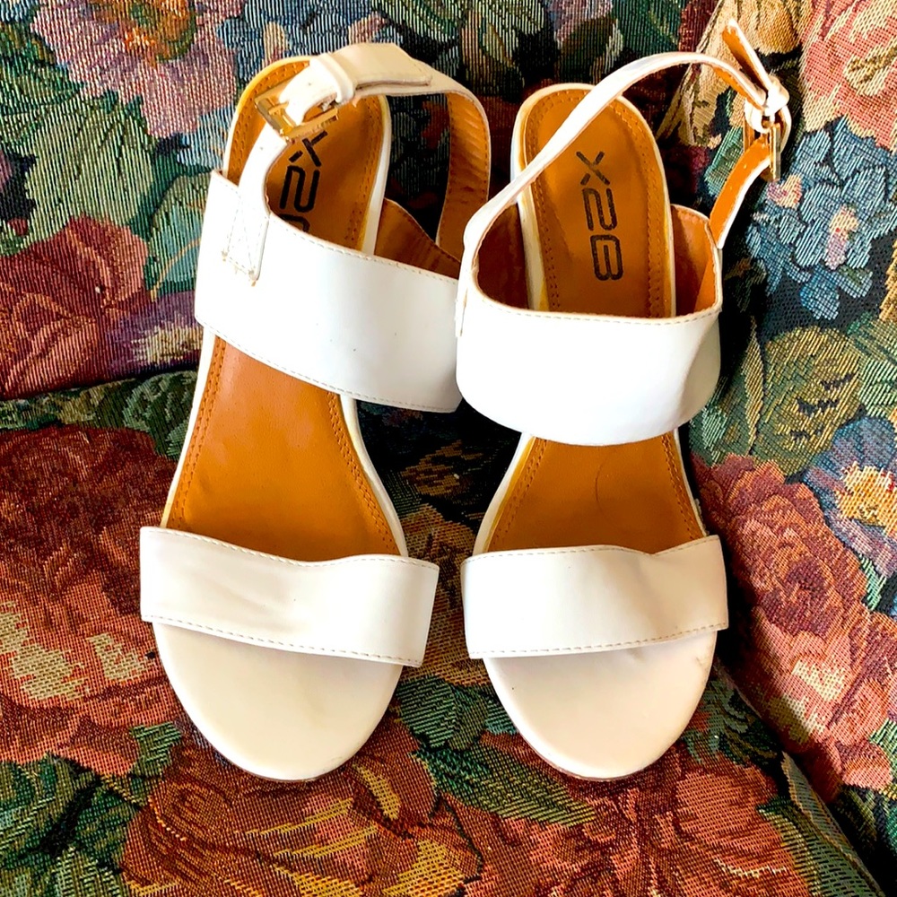 Beautiful white sandals in fantastic condition size 7